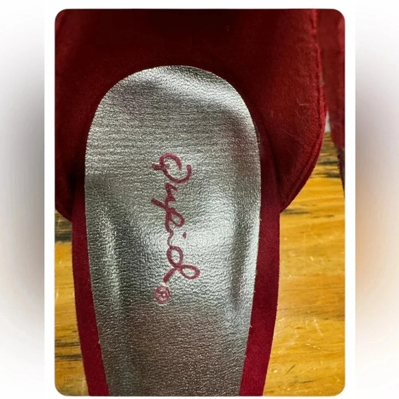 Quiped Red Velvet Ruffled Slingback  Stiletto Heels Size 7.5 - Picture 7 of 7